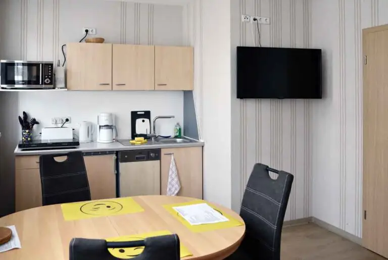 Esstisch und Küchenzeile im "Ohre"