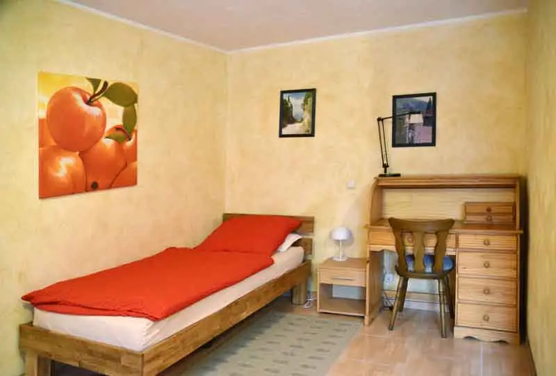 Bett und Schreibtisch im Apartment "Selke"