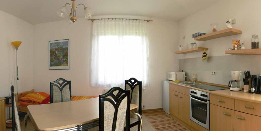 Küchenzeile und Esstisch im Apartment "Wipper"